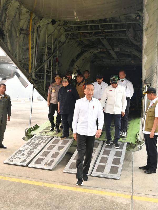 Presiden Joko Widodo bersama rombongan usai meninjau pesawat penyemai hujan buatan di Pangkalan TNI AU Roesmin Nurjadin,, Kota Pekanbaru, Selasa (17/9/2019). Setidaknya, sebanyak 52 pesawat dikerahkan untuk memadamkan kebakaran hutan dan lahan (karhutla) di Riau. (Liputan6.com/HO/Biro Pers Setpres)
