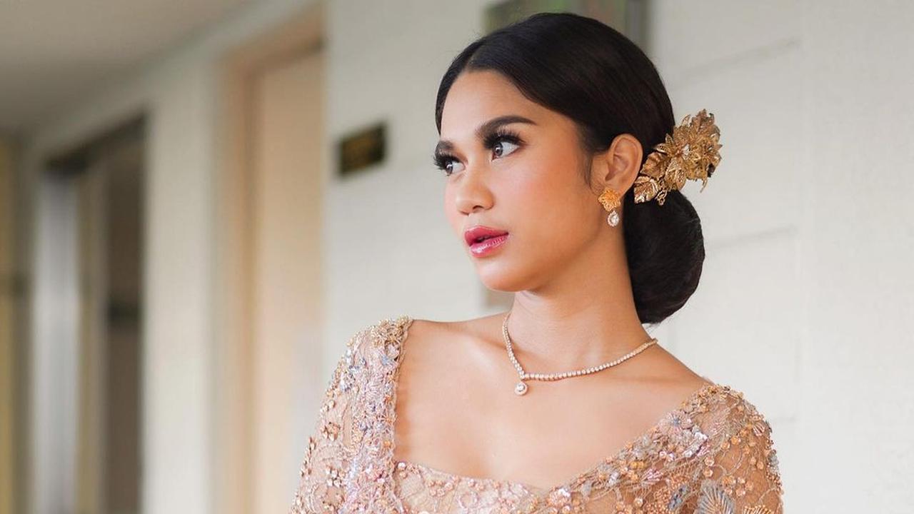 6 Beda Pesona Azizah Salsha Kenakan Kebaya Nude saat Menikah dengan Pratama Arhan dan jadi Bridesmaid Aaliyah Massaid