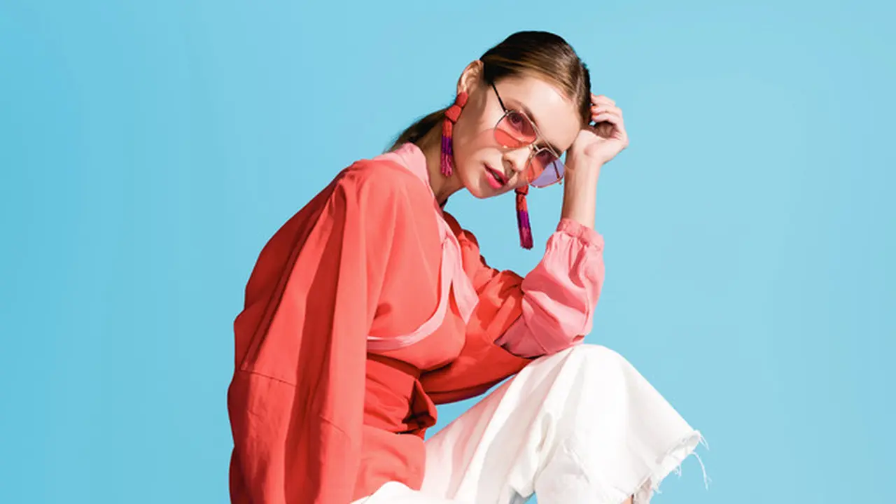 Tips Mix and Match Warna Pakaian Tanpa Terlihat Norak, Dijamin Gaya Selalu On Point!