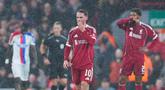 Pemain Liverpool, Alexis Mac Allister, tampak lesu setelah menelan kekalahan telak 0-3 dari Crystal Palace dalam laga putaran keempat Carabao Cup 2025/2026 yang digelar di Stadion Anfield, Kamis (30/10/2025) dini hari WIB. (AP Photo/Jon Super)