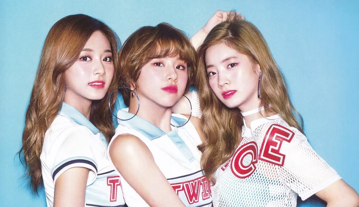 Sama seperti seniornya, TWICE juga membuat sub unit yang diberi nama School Meal Club. Trio ini terdiri dari Tzuyu, Dahyun, Chaeyeong. (Foto: twitter.com/pinktzuyu)