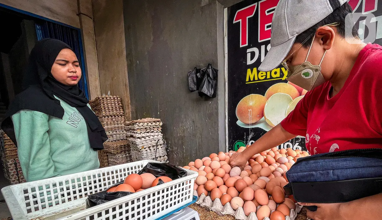 Warga membeli telur pada agen telur di Tangerang, Banten, Selasa (8/3/2022). Menurut pedagang, pekan ini harga telur ayam ras mengalami kenaikan dari harga Rp19 ribu menjadi Rp24 ribu per kilogram. (Liputan6.com/Angga Yuniar)