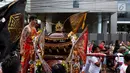 Peserta atraksi Tatung menusuk pipinya dengan besi saat arak-arakan perayaan Cap Go Meh di kawasan Petojo, Jakarta, Selasa (19/2). Seorang Tatung memiliki sejumlah pantangan sebelum beraksi. (Liputan6.com/Angga Yuniar)