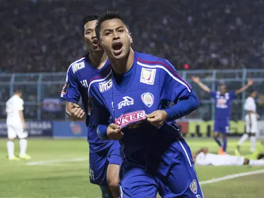 Striker Arema Cronus, Samsul Arif merayakan gol yang dicetaknya ke gawang Bali United pada laga perempat final Piala Presiden di Stadion Kanjuruhan, Malang, Sabtu (19/9/2015). Arema berhasil menang 2-1. (Bola.com/Vitalis Yogi Trisna)
