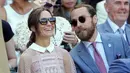 Pippa Middleton bersama adiknya, James Middleton, menyaksikan hari ketiga kejuaraan tenis Grand Slam Wimbledon 2017 di London, Rabu (5/7). Adik Kate Middleton itu menebar pesonanya dalam balutan dress pink berbahan menerawang.  (AP Photo/Tim Ireland)