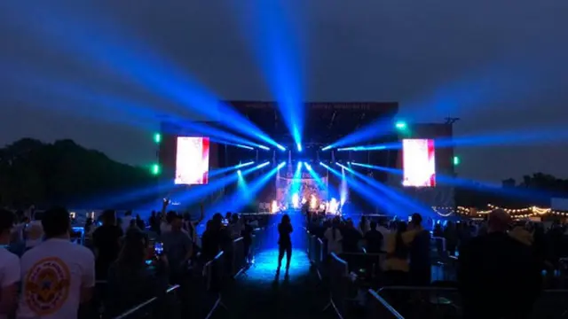 Pandemi Belum Usai, Negara Ini Gelar Konser Berkonsep Social Distancing