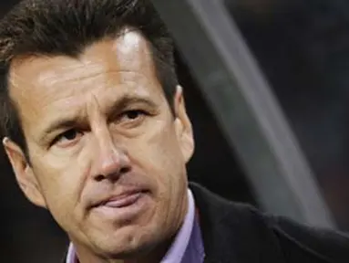 Ekspresi pelatih Brasil, Carlos Dunga, di laga babak 16 besar PD 2010 melawan Cile di Ellis Park Stadium, Johannesburg, 28 Juni 2010. Brasil unggul 3-0. AFP PHOTO / FABRICE COFFRINI 