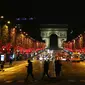 Champs-Elysees Avenue dan Arc de Triomphe tampak terang usai lampu Natal dinyalakan di Paris, Prancis, pada 22 November 2020. Upacara penyalaan lampu digelar pada Minggu (22/11), tetapi penonton tidak diizinkan datang ke lokasi lantaran diberlakukannya kebijakan lockdown COVID-19. (Xinhua/Gao Jing)