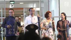 Presiden Joko Widodo didampingi Menteri KKP Susi Pudjiastuti, Menteri BUMN Rini Soemarno dan Gubernur DKI Jakarta Anies Baswedan memukul kentongan saat meresmikan Pasar Ikan Modern Muara Baru di Jakarta Utara, Rabu (13/3). (Liputan6.com/Angga Yuniar)