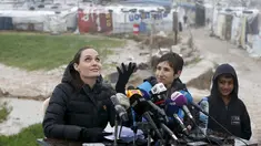 Angelina Jolie (kiri) melakukan konferensi pers sederhana saat kunjungannya ke tempat pengungsian Suriah di Lebanon, Selasa (15/3). Angelina Jolie datang sebagai utusan dari lembaga PBB untuk pengungsi (UNHCR). (Reuters/Mohamed Azakir)