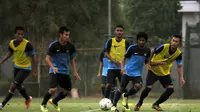 Sejumlah pemain Timnas U-19 Indonesia berlatih bersama para seniornya di lapangan sepakbola SPH Karawaci, Tangerang, (23/10/2014). (Liputan6.com/Helmi Fithriansyah)