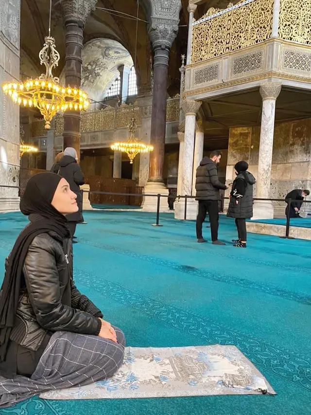 Kunjungi Masjid Hagia Sophia, Ini 6 Potret Zee Zee Shahab saat Liburan di Turki