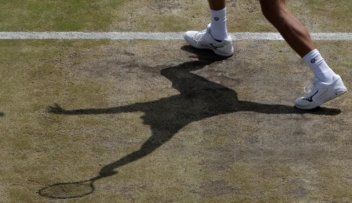 Bayangan Gilles Muller  saat melawan Marin Cilic pada perempat final Wimbledon 2017 di The All England Lawn Tennis Club, London, (12/7/2017). (AFP/Adrian Dennis)