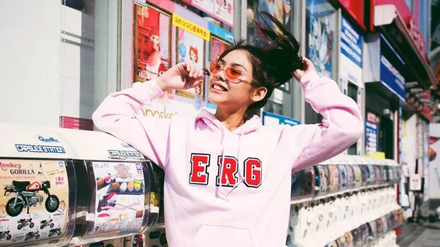 FOTO: Gaya Vanesha Prescilla Saat Pakai Kacamata, Makin Memukau