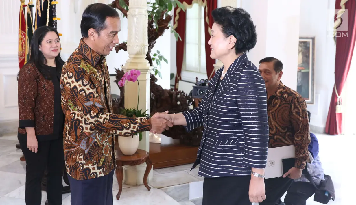 Presiden Joko Widodo (Jokowi) berjabat tangan dengan Wakil PM Tiongkok Liu Yandong dalam kunjungannya ke Istana Merdeka, Jakarta, Rabu (29/11). Kunjungan ini guna membahas sejumlah agenda kerjasama ekonomi antar kedua negara. (Liputan6.com/Angga Yuniar)