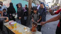 "Persediaan makanan yang masuk dari Mesir sebagian besar mecakup makanan siap saju (tuna kalengan dan kurma batangan), dan terutama didistribusikan kepada pengungsi dan keluarga di Gaza selatan, dan hanya tepung yang disuplai ke toko roti," demikian pernyataan OCHA, dikutip dari Middle East Monitor. (AP Photo/Hatem Ali)