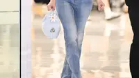 6 Gaya Selebriti Dunia Jinjing Dior Toujours Hobo, dari Jisoo BLACKPINK hingga Irene Kim