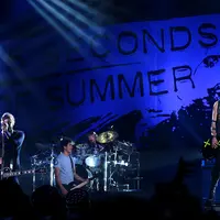 Grup band asal Australia, 5 Seconds of Summer sukses menghibur fans setianya yang biasa disapa '5Sos Fam'. Ini kali pertamanya menyapa fans setianya di Indonesia. (Galih W. Satria/Bintang.com)