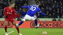 Pemain Leicester City James Maddison (kanan) menendang bola melawan Liverpool pada pertandingan sepak bola Liga Inggris di Stadion King Power, Leicester, Inggris, 28 Desember 2021. Leicester City menang 1-0. (AP Photo/Rui Vieira)
