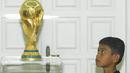 Martunis dengan trofi piala dunia. (Reuters)