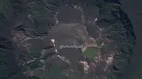 Penampakan terkini kawah Gunung Tambora. (Twitter/@infomitigasi)
