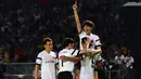 Bintang reality show Running Man, Lee Kwangsoo, melakukan selebrasi usai Chong Tese menjebol gawang Indonesia All Star yang dikawal Mukti Ali dalam laga persahabatan di Stadion GBK Jakarta, (2/6/2014). (Liputan6.com/Helmi Fithriansyah)