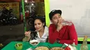 Fakta menarik tentang Nagita Slavina adalah ia sangat suka makan di bakso pinggir jalan. Ibu dari Rafathar dan Rayyanza tidak malu untuk menunjukkan sisi kesederhanaanya. Raffi pun menemani Nagita saat menikmati bakso yang dibelinya. (Liputan6.com/IG/raffinagita1717)