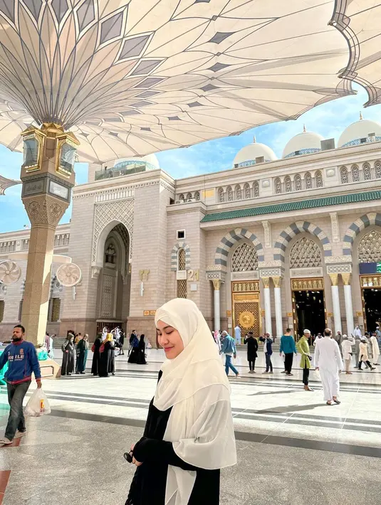 Tak hanya busananya yang bikin salah fokus, melainkan juga wajah Aaliyah yang terlihat glowing. [@aaliyah.massaid]