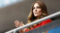 Istri Pangeran William, Kate Middleton, yang hadir langsung mendukung Timnas Inggris berlaga pun tampak bangga dan bahagia atas keberhasilan Raheem Sterling dan kawan-kawan lolos perempat final Euro 2020. (John Sibley/Pool via AP)