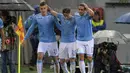 Pemain Lazio Lucas Biglia (C) merayakan gol bersama rekan setim pada Laga Liga Europa UEFA antara Lazio vs Saint Etienne di Stadion Olympic Roma, Jumat(2/10/2015). Lazio menang tipis 3-2. AFP Photo / Andreas Solaro