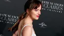Aktris Dakota Johnson berpose saat menghadiri penayangan perdana film terbarunya, Fifty Shades Freed di Salle Pleyel di Paris, Prancis (6/2). Aktris 28 tahun ini tampil cantik dan seksi dengan gaun putih yang dikenakannnya. (AP Photo/Francois Mori)
