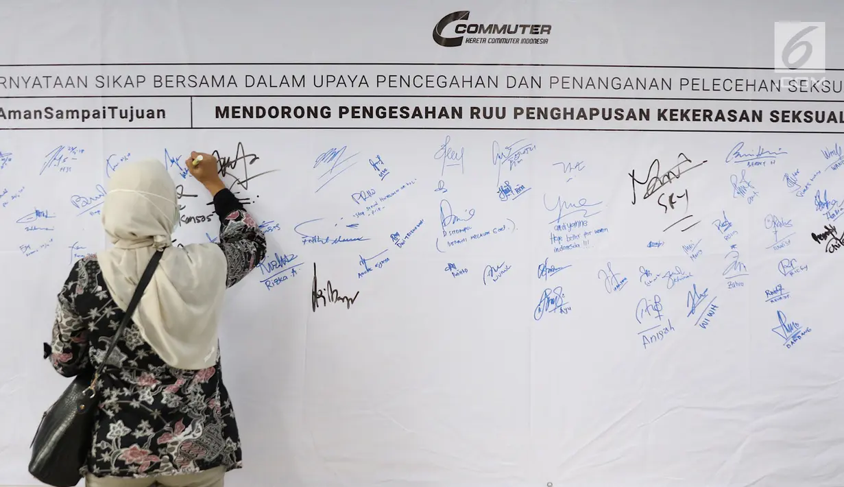 Pengguna KRL membubuhkan tanda tangan saat sosialisasi pencegahan pelecehan seksual di KRL, Jakarta, Jumat (20/4). Kegiatan ini bertema ‘Komuter Pintar Peduli Sekitar’. (Liputan6.com/Immanuel Antonius)
