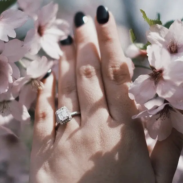 5 Potret Ranty Maria Pamer Cincin Berlian di Jari Manis, Tanda Segera Dinikahi Rayn Wijaya Usai Setahun Dilamar?