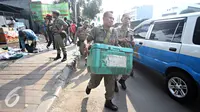 Petugas Satpol PP menertibkan Pedagang Kaki Lima (PKL) yang berjualan di kawasan Tanah Abang, Jakarta (6/11). Puluhan PKL kembali ditertibkan petugas karena dianggap berjualan di tepi jalan dan menimbulkan kesan kumuh. (Liputan6.com/Immanuel Antonius)