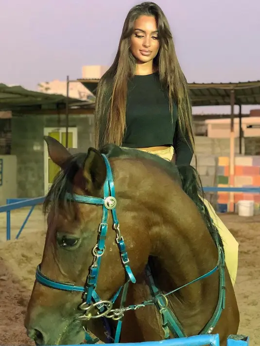Seperti berkuda, dengan rambut panjang yang digerai saat berkuda. Yang memperlihatkan pesona cantik alaminya [@evlin_khalifa]
