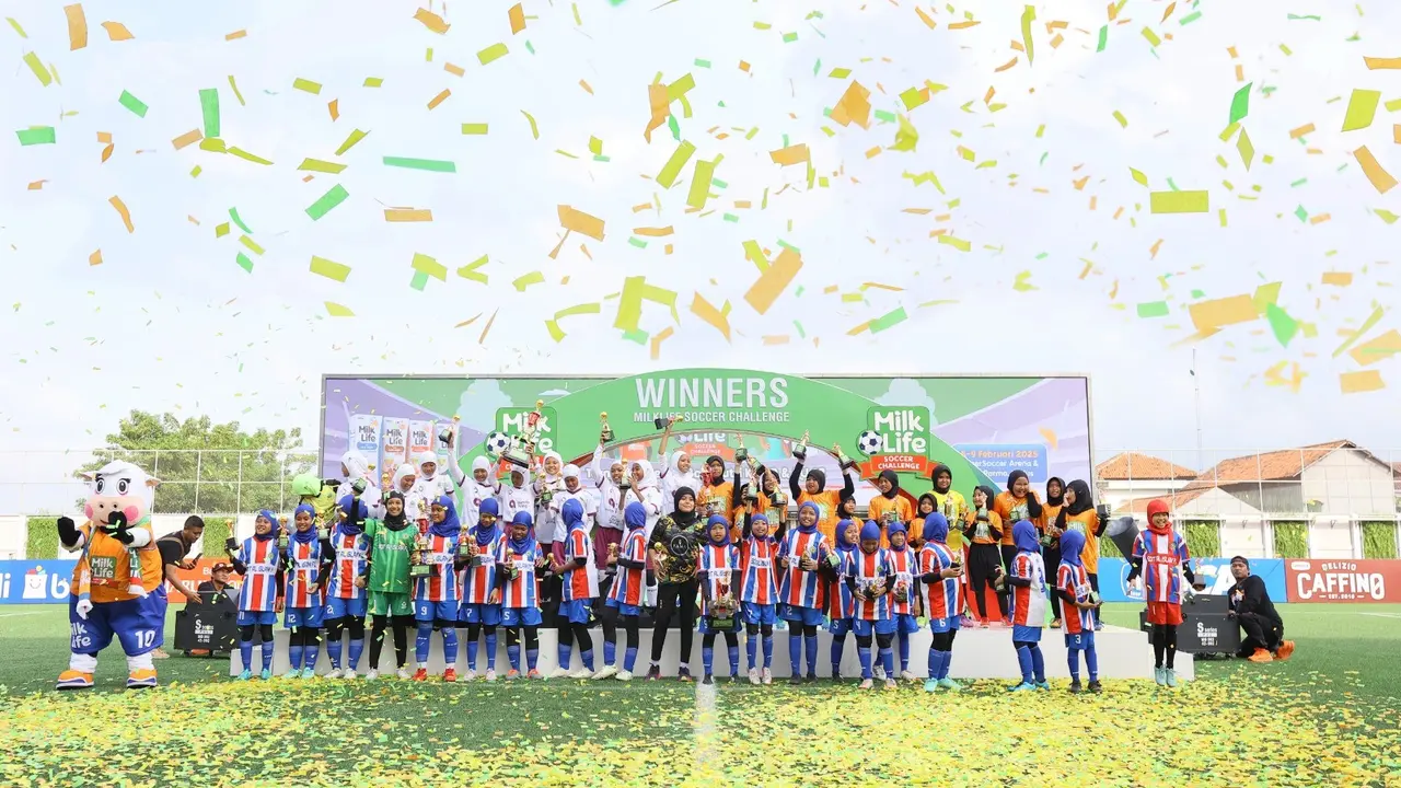 Tiga tim sepak bola putri peraih juara MilkLife Soccer Challenge Kudus 2025 melakukan selebrasi dan foto bersama. (Liputan6.com/ist)