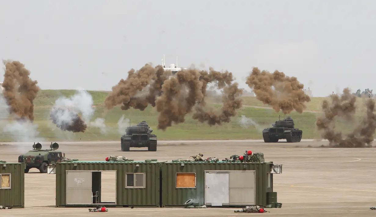 Tank militer Taiwan mengambil bagian dalam latihan tahunan Han Kuang di sebuah pangkalan udara di Taichung, Kamis (7/6). Latihan militer tahunan terbesar ini digelar di tengah kian agresifnya China terhadap Taiwan. (AP/Chiang Ying-ying)