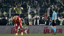 Pemain Fenerbahce, John Duran (tengah kanan) merayakan gol penyeimbang 1-1 ke gawang Galatasaray dalam laga lanjutan Liga Super Turki 2025/2026 di Chobani Stadium, Istanbul, Turki, Senin (01/12/2025) waktu setempat. (AP Photo/Khalil Hamra)