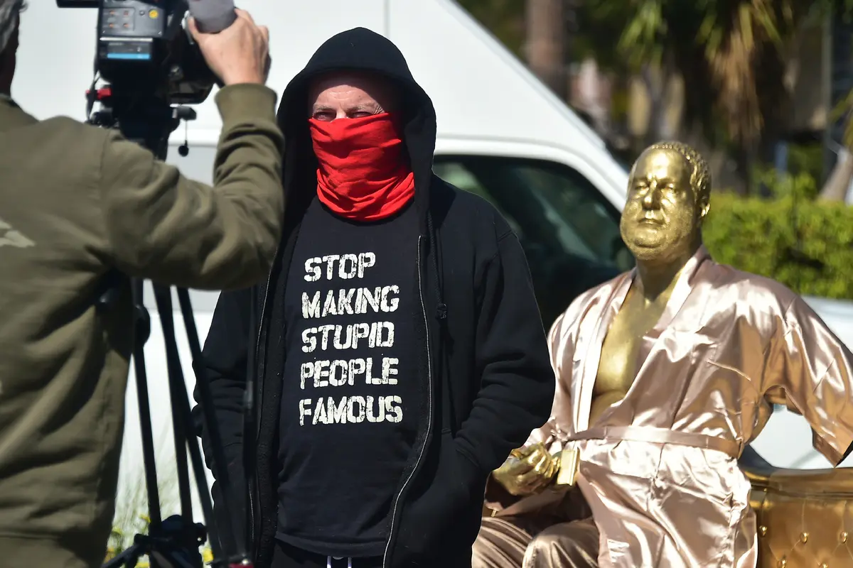 Patung Harvey Weinstein