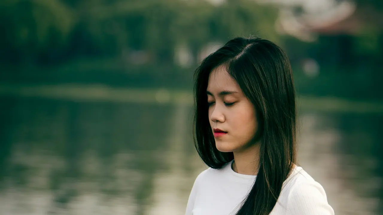 Wanita sedang meditasi