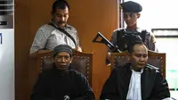 Terdakwa Oman Rochman alias Aman Abdurrahman (kiri bawah) menjalani persidangan lanjutan di Pengadilan Negeri Jakarta Selatan, Selasa (27/3). Aman diadili terkait kasus ledakan bom di Jalan Thamrin. (Liputan6.com/Faizal Fanani)