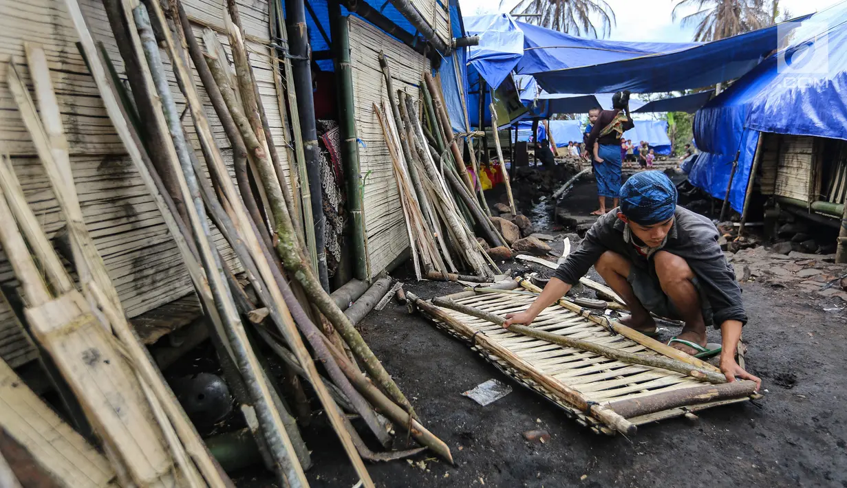 Seorang warga Suku Baduy Luar membuat anyaman dari bambu di depan rumah bekas kebakaran Suku Baduy Luar Kampung Cisaban II, Desa Kanekes, Banten, Kamis (01/6). (Liputan6.com/Fery Pradolo)