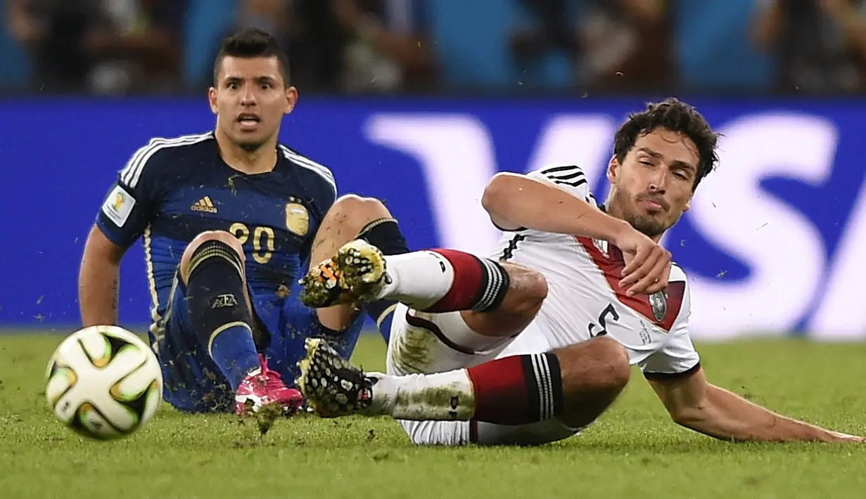 Sergio Aguero di Piala Dunia 2014. Eks striker Argentina yang telah pensiun pada Desember 2021 bersama Barcelona ini juga masuk dalam skuad Argentina di Piala Dunia 2014 saat berseragam Manchester City yang menjadi Piala Dunia keduanya dan masih bermain di Piala Dunia 2018. Sergio Aguero bermain dalam 5 dari 7 laga Argentina di Piala Dunia 2014 termasuk partai final. Meski berstatus top skor Manchester City di musim 2013/2014, ia gagal menyumbang satu gol pun bagi Argentina pada Piala Dunia 2014. (AFP/Fabrice Coffrini)
