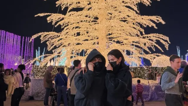 Selena Gomez Rayakan Natal bersama Benny Blanco dengan kencan di taman pakai baju serba hitam. [@selenagomez]