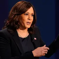 Senator Kamala Harris dari Partai Demokrat mengemukakan pendapatnya pada Debat cawapres Amerika Serikat di Kingsbury Hall, Universitas Utah di Salt Lake City, Rabu (7/10/2020).  Dalam debat, Harris dan duduk dan penantangnya, Mike Pence diberi sekat kaca. (AP Photo/Patrick Semansky)