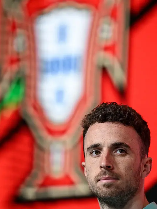 Berbagai media di Spanyol menyebut bahwa penyerang Liverpool Diogo Jota meninggal dunia pada Kamis (3/7/2025) siang WIB. Tampak dalam foto, penyerang Portugal, Diogo Jota menghadiri konferensi pers di kamp pelatihan “Cidade do Futebol” di Oeiras, pinggiran kota Lisbon pada 8 Juni 2022 menjelang pertandingan sepak bola UEFA Nations League melawan Republik Ceko. (PATRICIA DE MELO MOREIRA/AFP)
