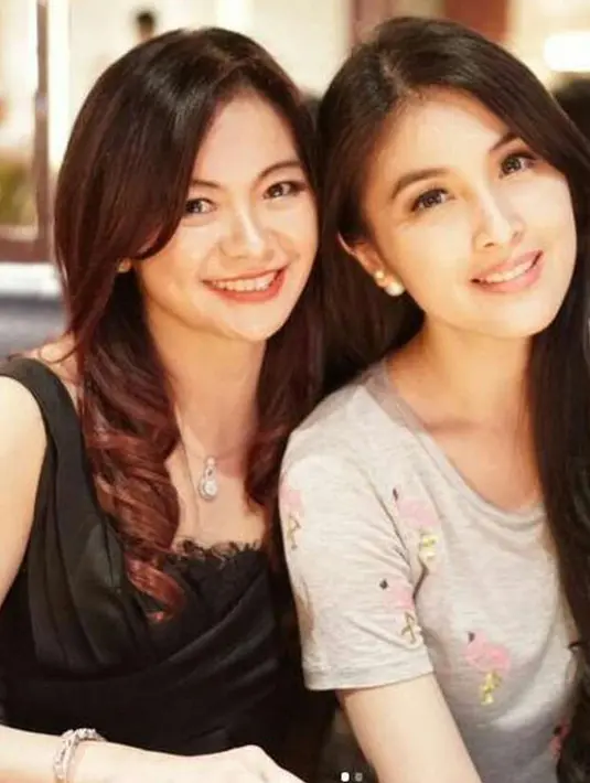 Tante Puspa Dewi tersenyum saat berpose dengan aktris Sandra Dewi. (Instagram/@puspadewihc)