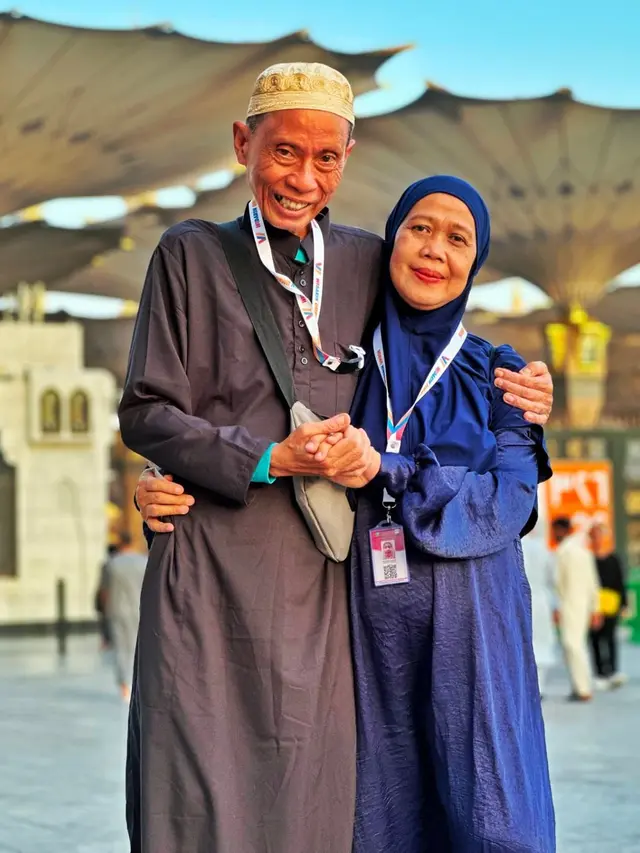 Ingat Driver Ojol Babeh Ary? Ini 6 Potretnya yang Kini Sedang Umrah Bareng Istri