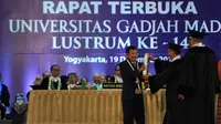 Lustrum ke-14 UGM, Jusuf Kalla mendapat HB IX Award dari UGM. (Liputan6.com/ Switzy Sabandar)