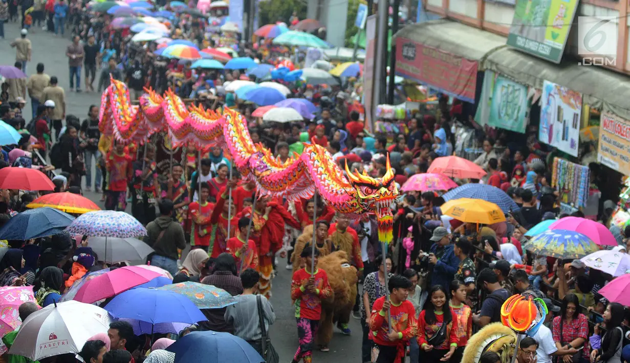 Arak-arakan atraksi liong perayaan Cap Go Meh melewati Jalan Suryakencana, Bogor, Jawa Barat, Selasa (19/2). Acara ini merupakan puncak perayaan Tahun Baru Imlek 2570. (Merdeka.com/Arie Basuki)